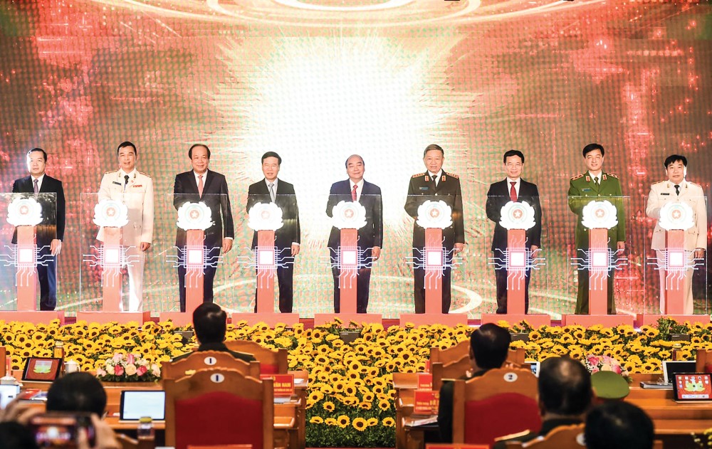 Thủ tướng Nguyễn Xuân Phúc cùng các đại biểu thực hiện nghi thức khai trương Hệ thống Cơ sở dữ liệu quốc gia về dân cư và Hệ thống Sản xuất cấp và quản lý căn cước công dân. Ảnh: VGP/Quang Hiếu