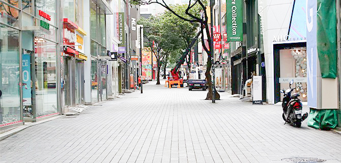 Một đường phố vắng vẻ tại Hàn Quốc trong mùa COVID-19.