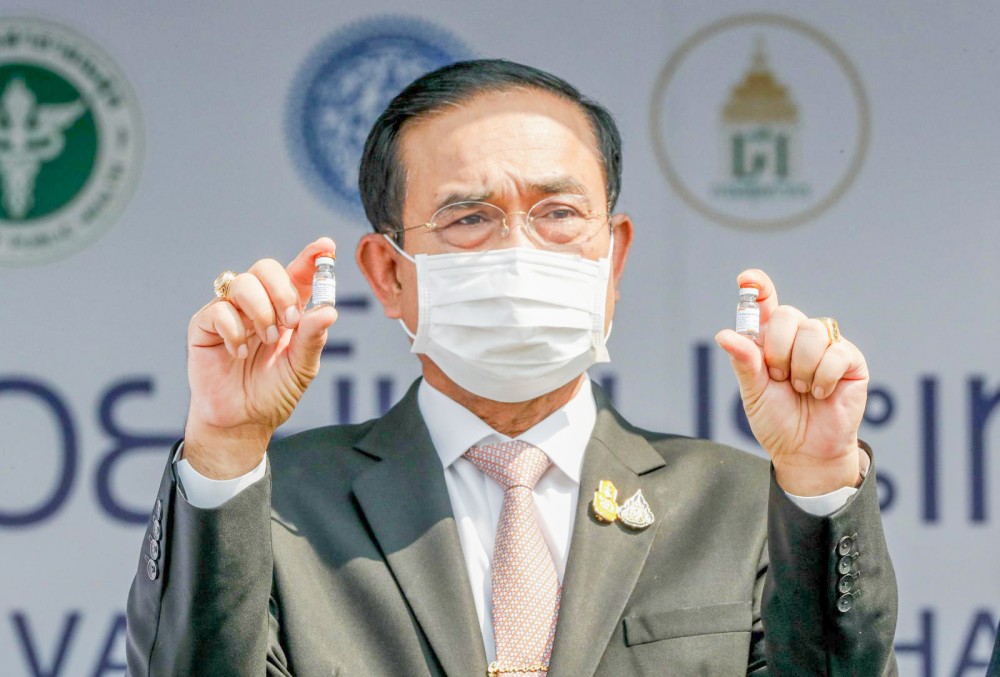 Thủ tướng Thái Lan Prayuth cầm trên tay các lọ vaccine của Sinovac. Ảnh: AP