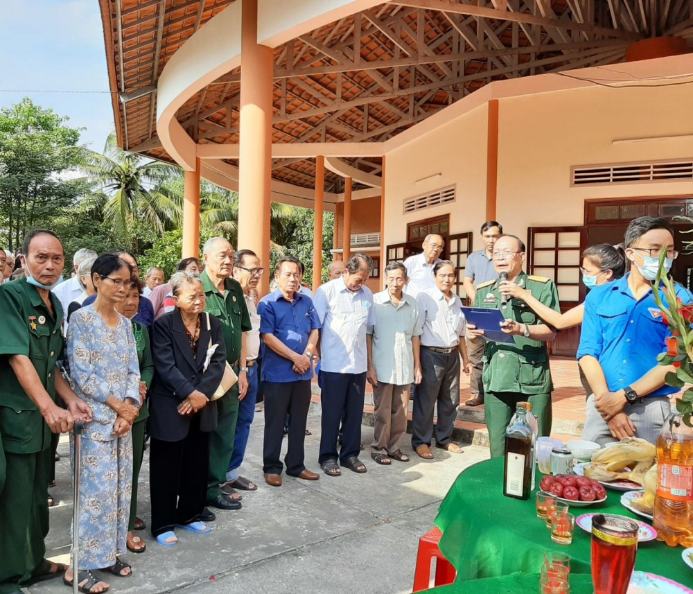 Các đại biểu thực hiện nghi thức tưởng niệm các anh hùng liệt sĩ.