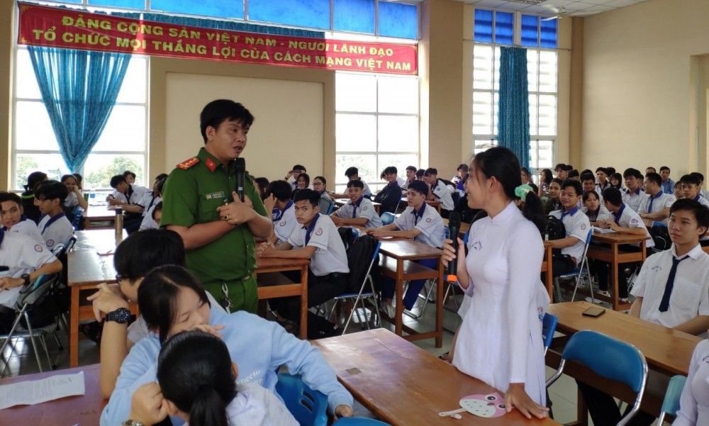Lực lượng công an TP Cần Thơ phối hợp tuyên truyền Luật Phòng chống ma túy trong các trường học trên địa bàn.