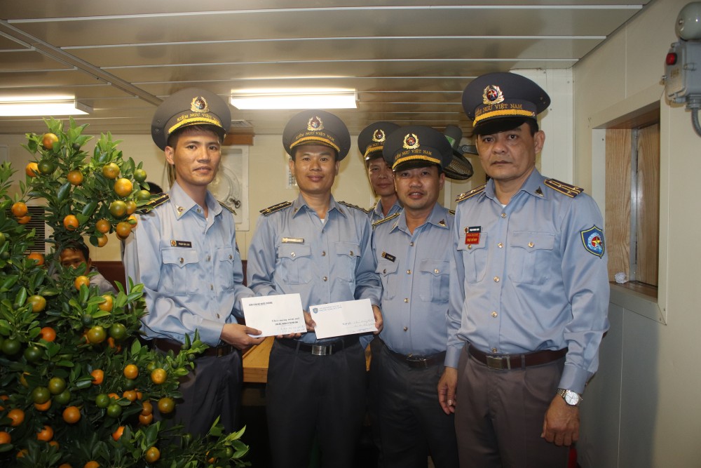 Vững lòng giữa biển xa