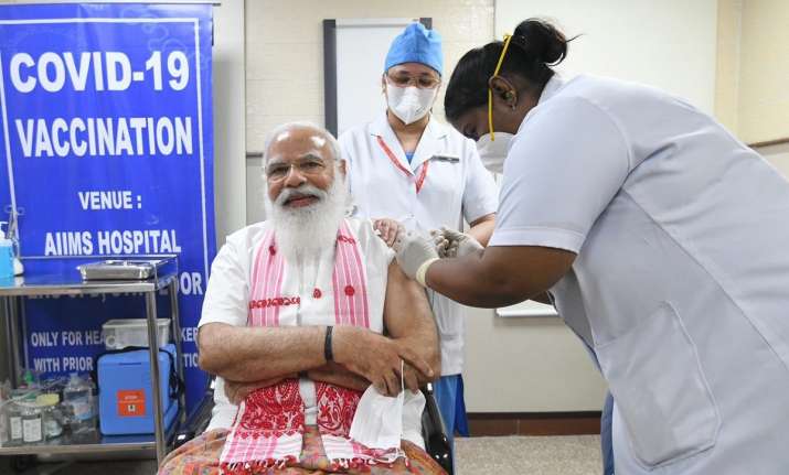 Thủ tướng Ấn Độ Modi được tiêm vaccine ngày 1-3.