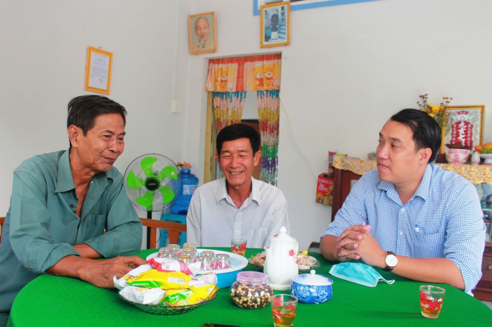 Nỗ lực vì an sinh xã hội Cán bộ Mặt trận phường Thường Thạnh (bìa phải) thăm hỏi, động viên hộ ông Phạm Văn Tư (ngồi giữa), vừa được hỗ trợ cất nhà Đại đoàn kết năm 2021.