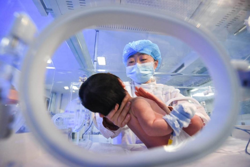 Trung Quốc “đau đầu” trước bài toán dân số già Nhân viên y tế Trung Quốc chăm sóc một trẻ sơ sinh chào đời trong dịp Tết Nguyên đán vừa qua. Ảnh: CNBC