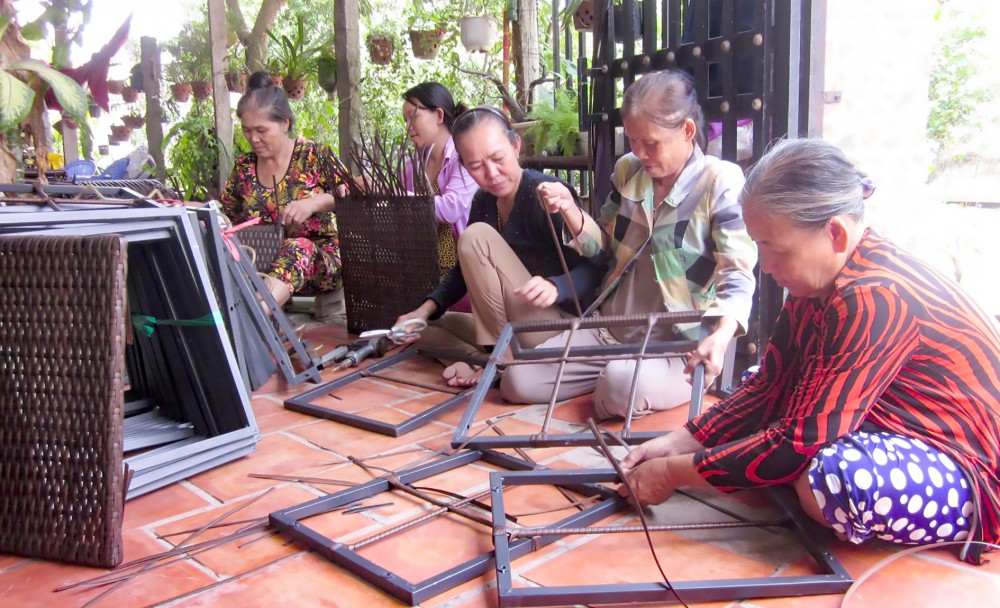 Dạy nghề đan dây nhựa gắn với tạo việc làm cho phụ nữ xã Thạnh Lộc, huyện Vĩnh Thạnh.