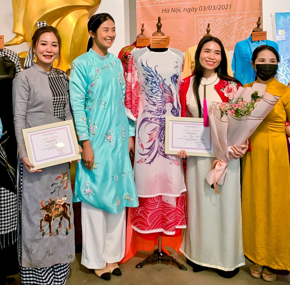 Nhà thiết kế Huệ Thi (bìa trái) cùng các nhà thiết kế có hiện vật hiến tặng cho Bảo tàng Phụ nữ Việt Nam. Ảnh: NVCC