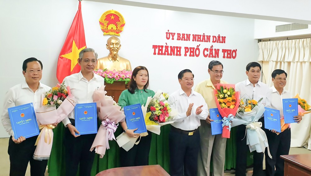 Chủ tịch UBND TP Cần Thơ Trần Việt Trường trao quyết định và hoa chúc mừng các cán bộ.