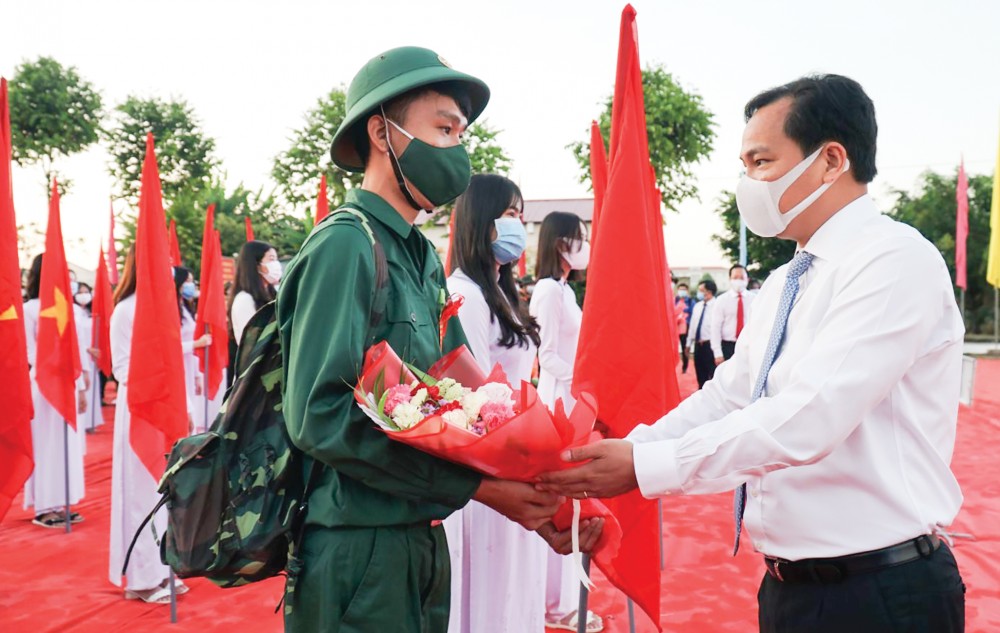 Đồng chí Lê Quang Mạnh, Ủy viên Trung ương Đảng, Bí thư Thành ủy tặng hoa, động viên thanh niên huyện Cờ Đỏ lên đường nhập ngũ. Ảnh: ANH DŨNG