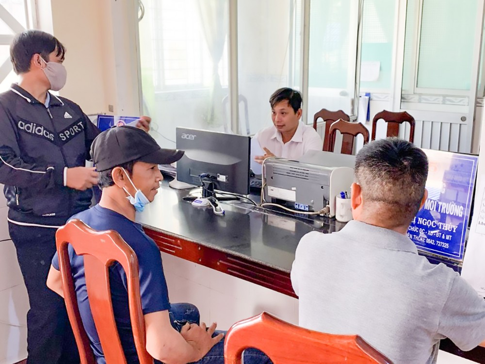 Chuyển đổi vị trí công tác của công chức cấp xã Anh Trương Phương Bình, công chức Địa chính - Xây dựng - Đô thị và Môi trường của UBND phường Châu Văn Liêm, quận Ô Môn tiếp nhận, giải quyết hồ sơ cho người dân.