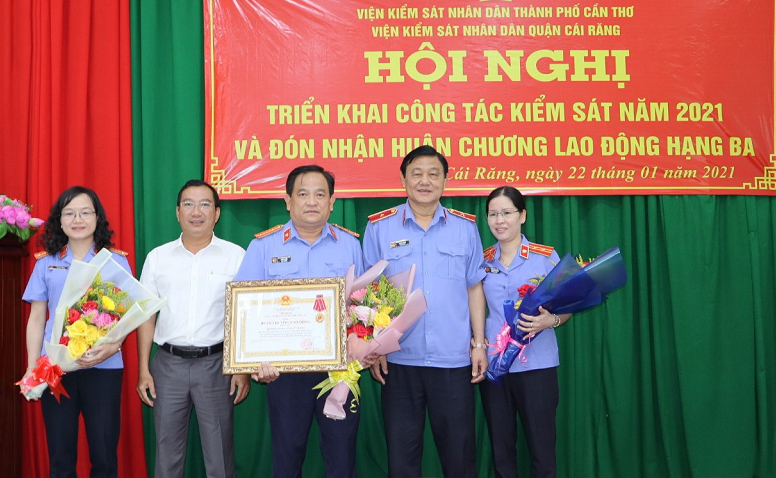 VKSND quận Cái Răng vinh dự đón nhận Huân chương Lao động hạng Ba vì “Có thành tích xuất sắc trong công tác từ năm 2014 đến năm 2018, góp phần vào sự nghiệp xây dựng CNXH và bảo vệ Tổ quốc”. Ảnh: Anh Sơn