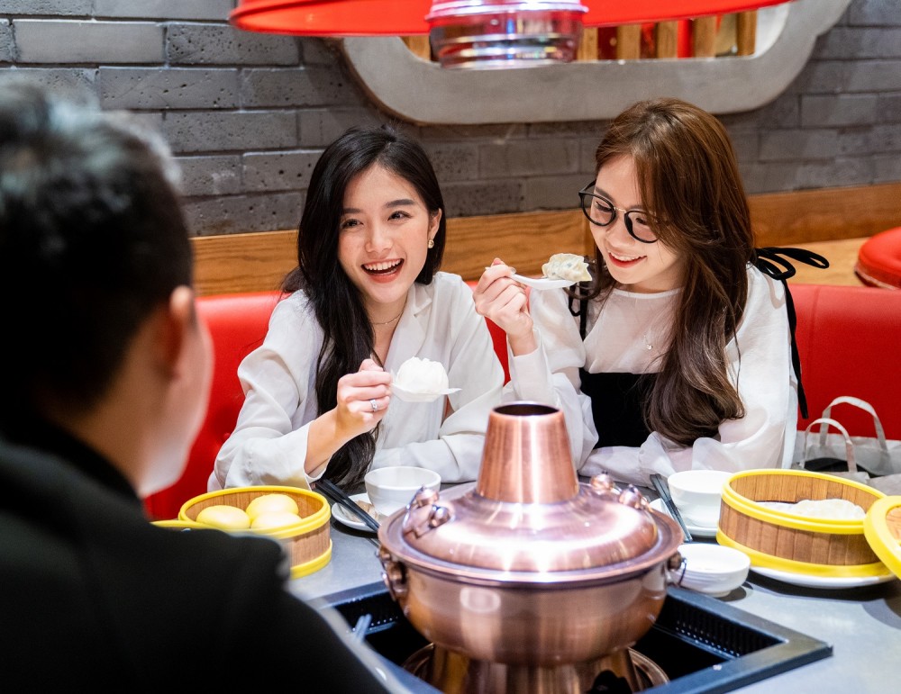 “Nếu bạn buồn, hãy tô thêm một chút son môi”