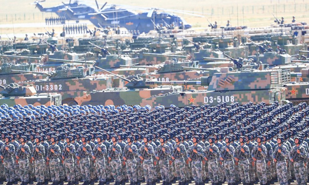 Quân đội Trung Quốc phô trương lực lượng. Ảnh: Xinhua