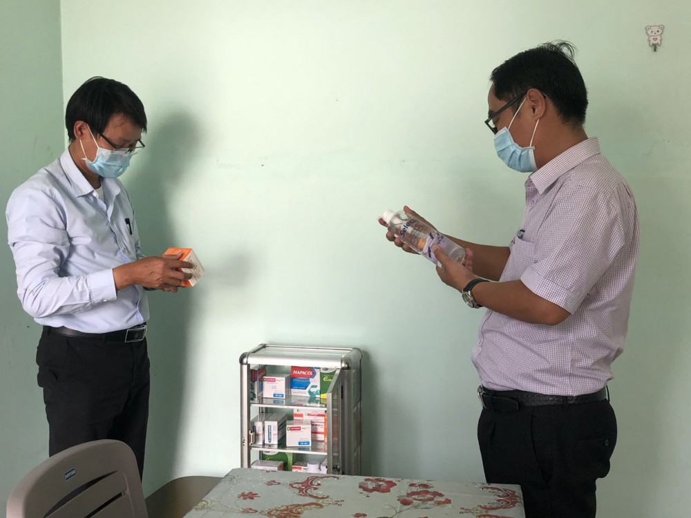 Đoàn kiểm tra tủ thuốc tại Công ty TNHH Thuận Hưng.