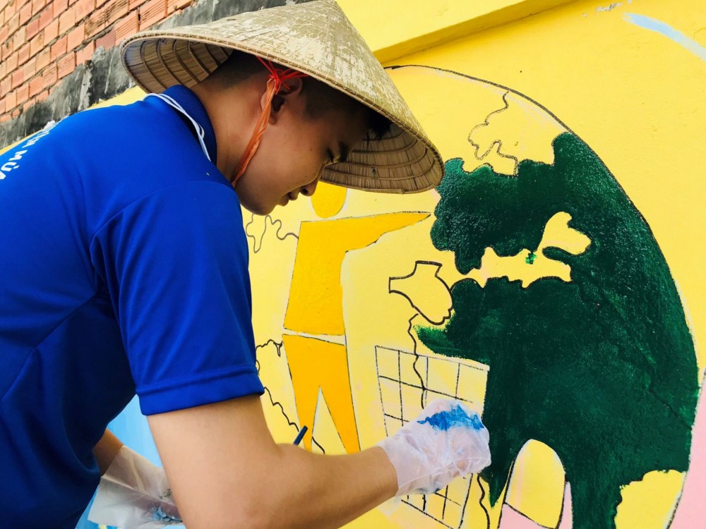 Sinh viên Trường Cao đẳng Cần Thơ tình nguyện sơn, vẽ bích họa tại hẻm 66, đường Cách mạng Tháng 8, quận Ninh Kiều. Ảnh: CTV