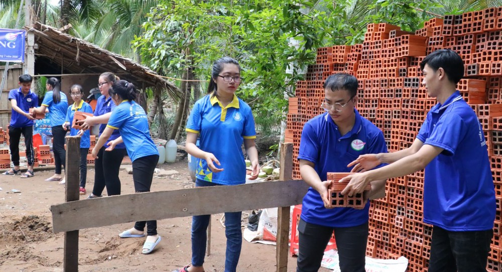 Đoàn viên, sinh viên Trường Đại học Tây Đô tình nguyện xây dựng nhà nhân ái cho hộ nghèo ở huyện Mỏ Cày Nam, tỉnh Bến Tre.