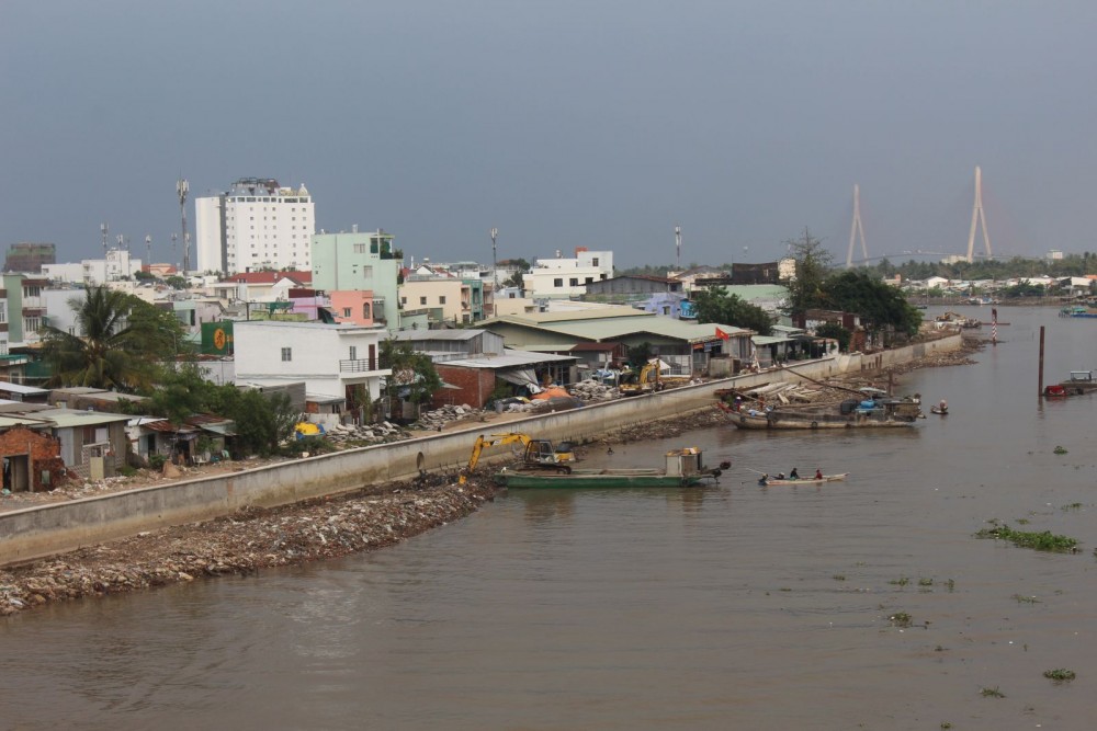 Kè sông Cần Thơ phòng chống sạt lở, ứng phó BĐKH đang được thi công tại TP Cần Thơ.