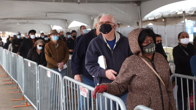 Người dân Mỹ xếp hàng đợi tiêm vaccine COVID-19.