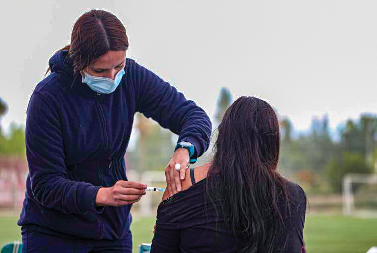 Theo một cuộc khảo sát, hơn 72% người dân Chile đồng ý tiêm vaccine. Ảnh: oaoa.com