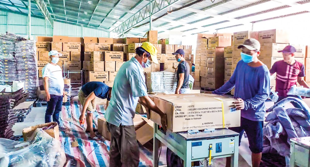 Công nhân làm việc tại Công ty Phúc Gia Hưng.