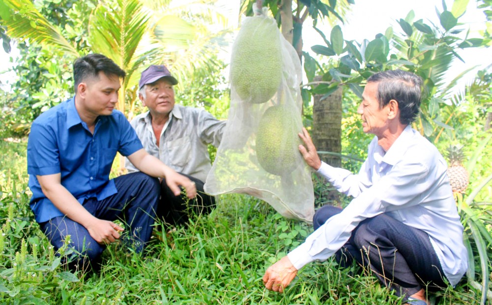 Đại diện Ban CTMT khu vực Thới Phong A thăm hỏi tìm hiểu đời sống, sản xuất người dân.