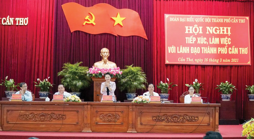 Chủ tịch Quốc hội Nguyễn Thị Kim Ngân tiếp xúc, làm việc với lãnh đạo TP Cần Thơ. Ảnh: ANH DŨNG