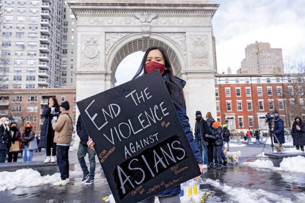 Một phụ nữ cầm biểu ngữ tại New York yêu cầu chấm dứt bạo lực với người gốc Á. Ảnh: AP