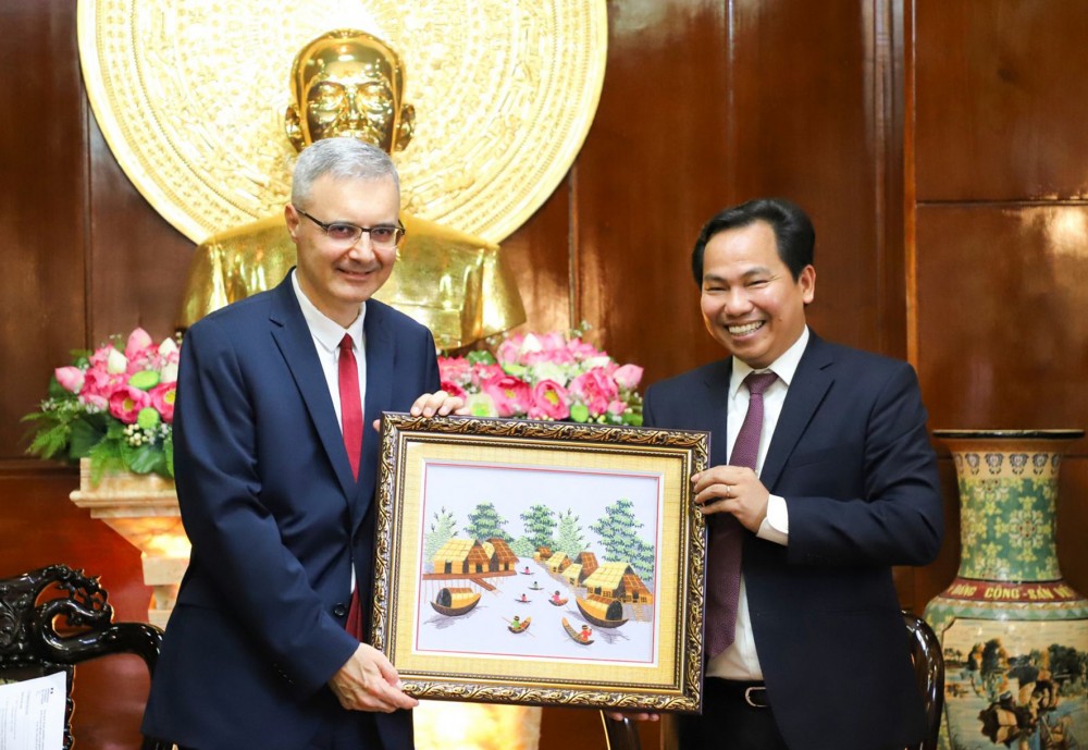 Ông Lê Quang Mạnh, Ủy viên Trung ương Đảng, Bí thư Thành ủy Cần Thơ tặng quà lưu niệm cho Ngài Nicolas Warnery, Đại sứ Pháp tại Việt Nam.     