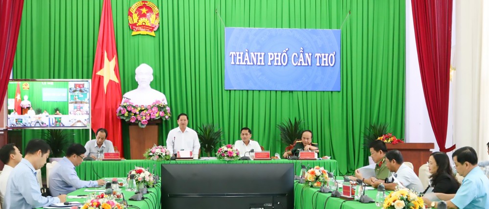 Chủ tịch UBND TP Cần Thơ Trần Việt Trường phát biểu tại cuộc họp trực tuyến.
