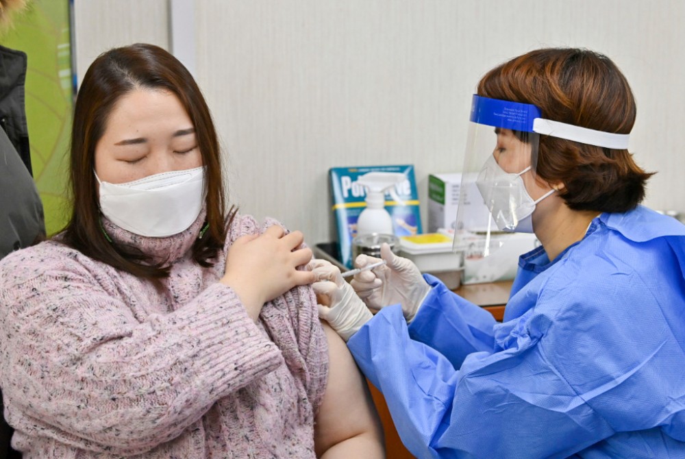 Tiêm vaccine AstraZeneca tại Hàn Quốc. Ảnh: AP