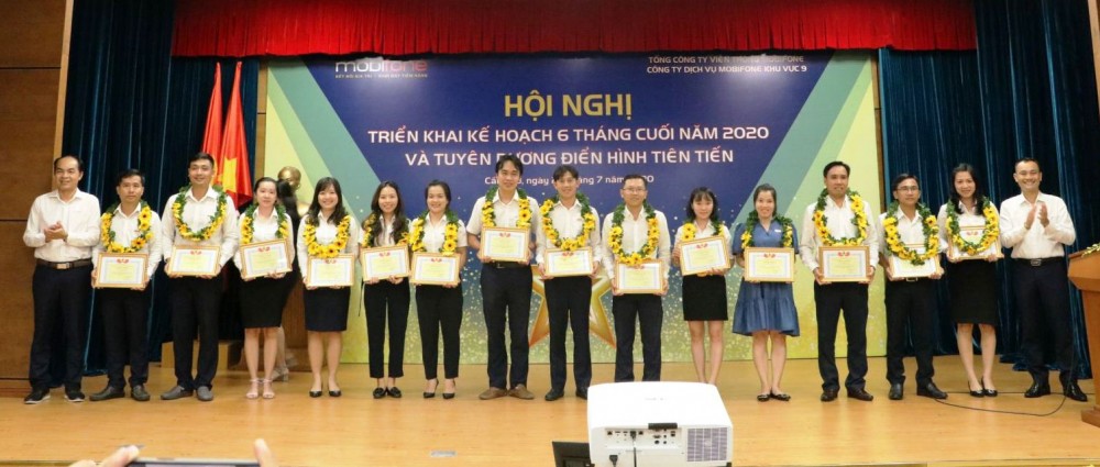 Tiên phong thực hiện cuộc vận động học tập và làm theo tư tưởng, đạo đức, phong cách Hồ Chí Minh Giai đoạn 2016-2020, cán bộ, công nhân viên của Công ty Dịch vụ MobiFone Khu vực 9 đã đạt được những thành tích đáng ghi nhận.