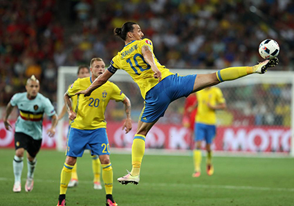 Ibrahimovic khống chế bóng trong màu áo đội tuyển Thụy Điển. Ảnh: Bloomberg