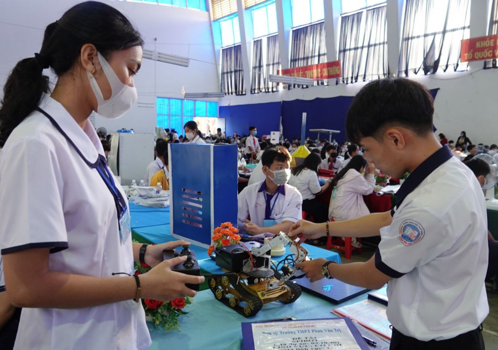 Nhóm học sinh Trường THPT Phan Văn Trị (huyện Phong Điền) với sản phẩm SFIBOT, đoạt giải Nhất Cuộc thi Khoa học kỹ thuật cấp thành phố học sinh trung học, năm học 2020-2021.