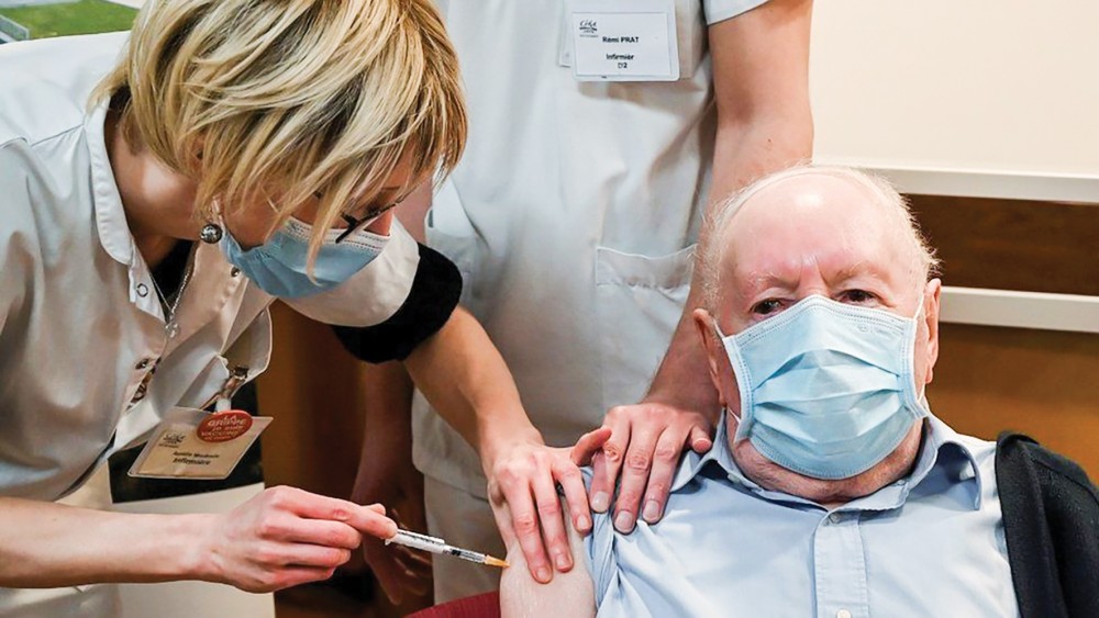 Tiêm vaccine ở Pháp. Ảnh: Reuters