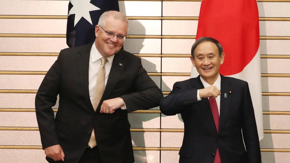 Thủ tướng Úc Morrison (trái) và người đồng cấp Nhật Suga trong cuộc gặp hồi tháng 11 năm ngoái. Ảnh: ABC News