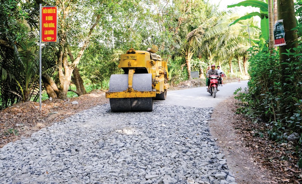 Hoàn thiện hạ tầng giao thông, thủy lợi
gắn với xây dựng cảnh quan môi trường Nâng cấp, sửa chữa tuyến lộ giao thông nông thôn từ quốc lộ 61C đến vàm Mương Khai thuộc xã Nhơn Nghĩa, huyện Phong Điền hưởng ứng Chiến dịch.