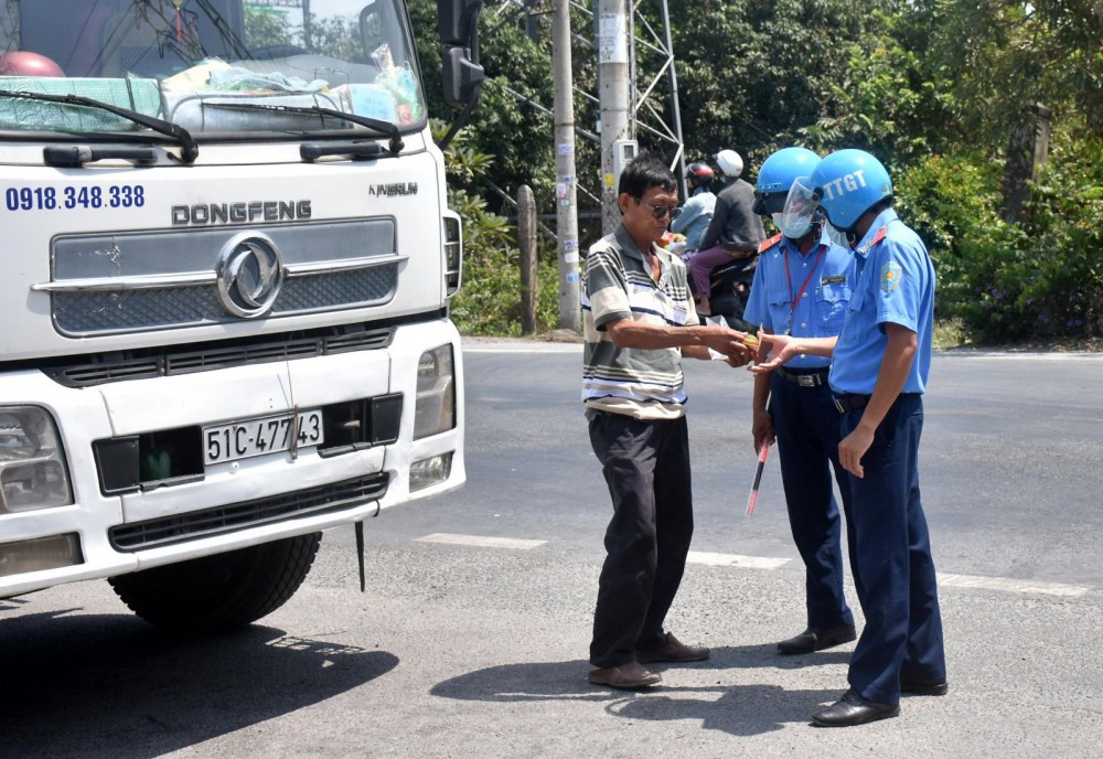 TTGT huyện Cờ Đỏ kiểm tra việc chấp hành quy định của Luật Giao thông đường bộ trên đường tỉnh 919.