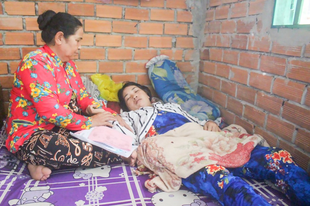 Chị Nguyễn Thị Loan không tiền điều trị bệnh, phải nằm nhà chịu đựng những cơn đau âm ỉ.