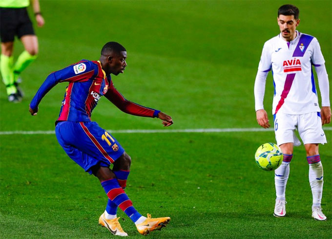 Nghị lực của Dembele Một pha xử lý ngẫu hứng của Dembele (trái). Ảnh: eurosport
