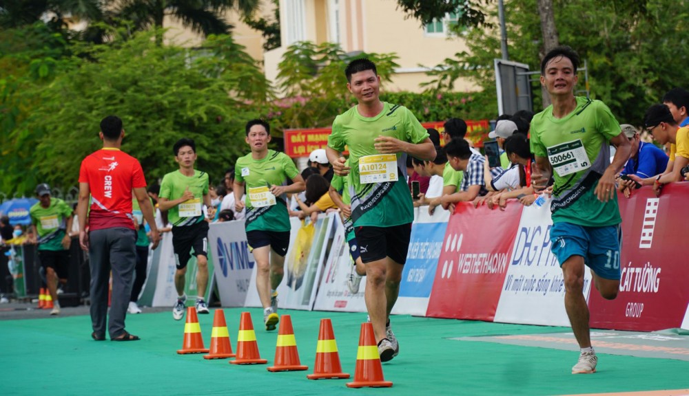 Các giải Marathon thu hút rất đông VĐV tham gia. Trong ảnh: VĐV thi đấu tại Giải Mekong Delta Marathon.