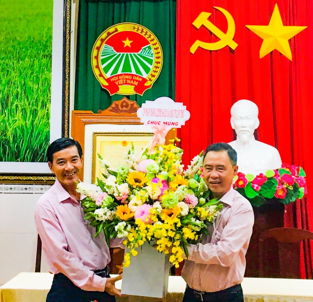 Ông Nguyễn Vũ Phương (bìa phải), Thành ủy viên, nguyên Bí thư Quận ủy Ô Môn được bầu làm Chủ tịch HND thành phố khóa IX, nhiệm kỳ 2018-2023.