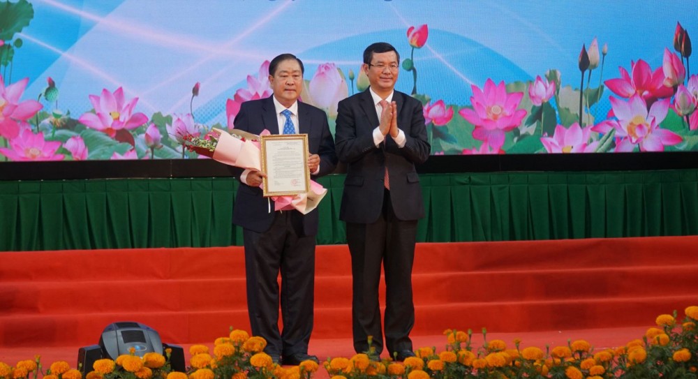 Thứ trưởng Bộ GD&ĐT Nguyễn Văn Phúc trao quyết định công nhận Hiệu trưởng Trường ĐHCT cho GS.TS Hà Thanh Toàn.