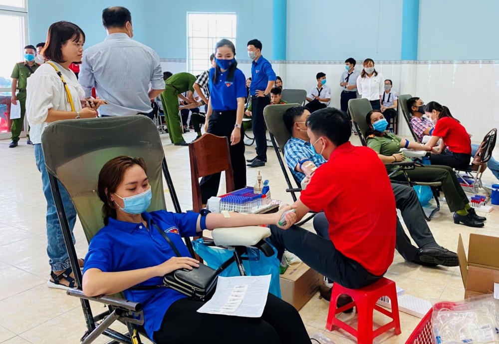 Đoàn viên quận Thốt Nốt tham gia hiến máu tình nguyện.