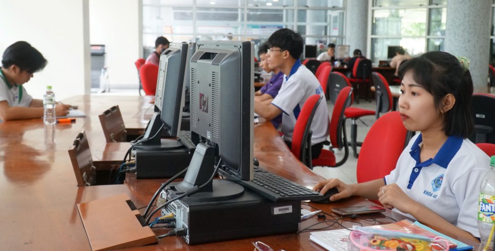 Sinh viên Trường ĐH Cần Thơ tìm tài liệu học tập tại Trung tâm học liệu của trường (khu II, đường 3-2). Ảnh: B.NG