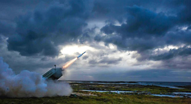 Tên lửa đất đối không tầm trung hiện đại của Tập đoàn Raytheon (Mỹ). Ảnh: Financial Times