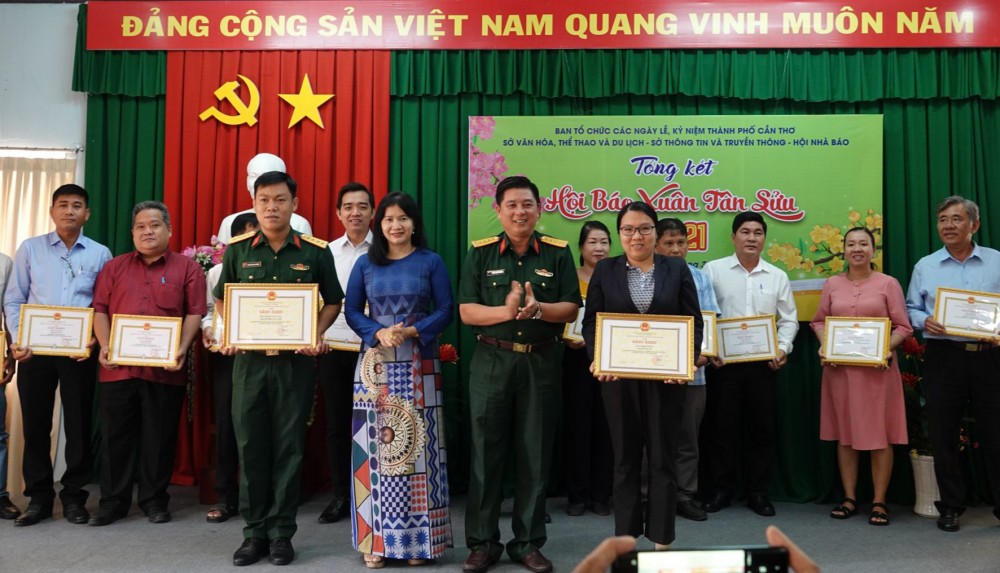 Ban Tổ chức trao giải Nhất cho Bộ Chỉ huy Quân sự TP Cần Thơ và quận Bình Thủy.