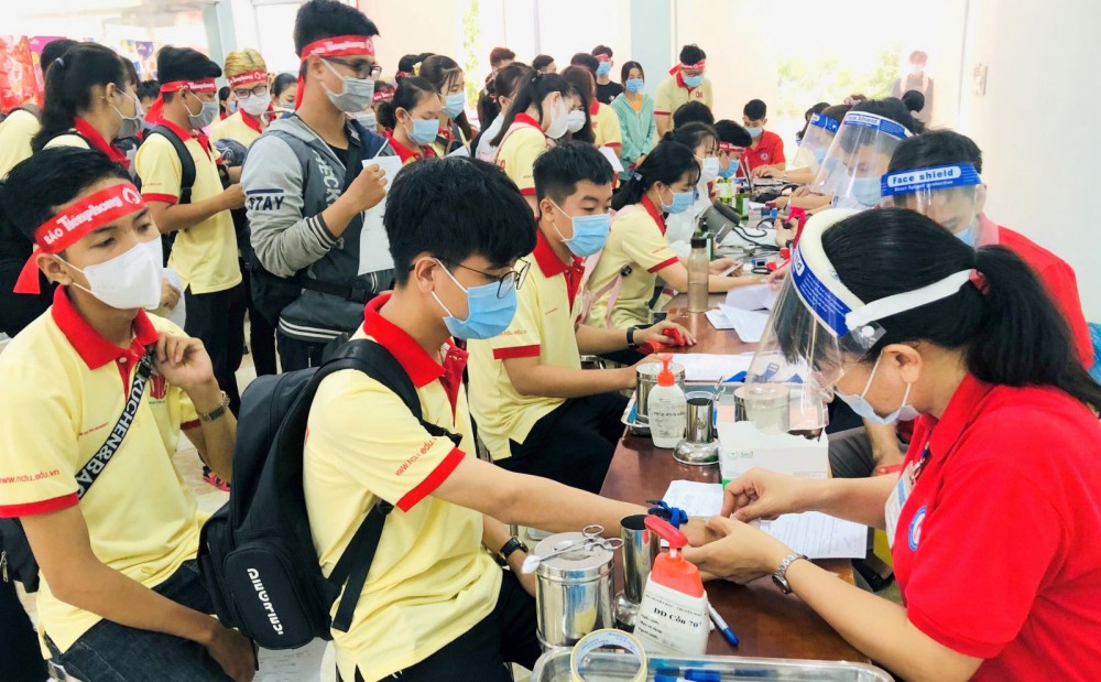 Các tình nguyện viên Trường Đại học Nam Cần Thơ tham gia hiến máu tình nguyện.