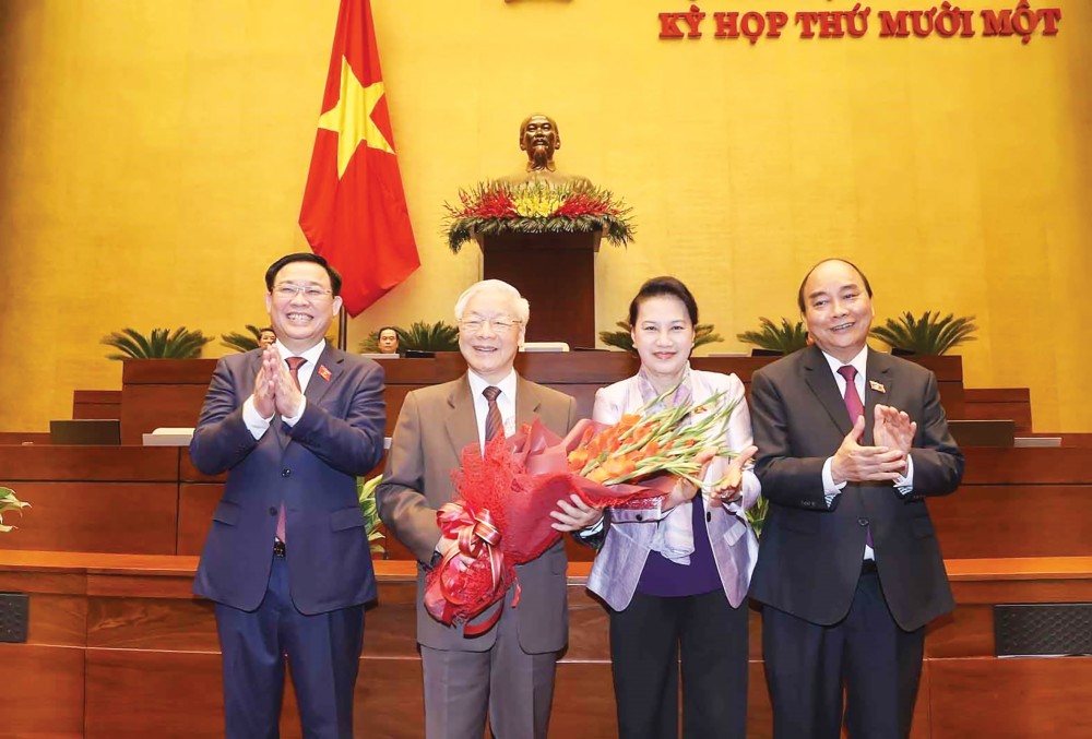 Chủ tịch Quốc hội Vương Đình Huệ và các đồng chí lãnh đạo Đảng, Nhà nước tặng hoa đồng chí Nguyễn Phú Trọng. Ảnh: Trí Dũng - TTXVN