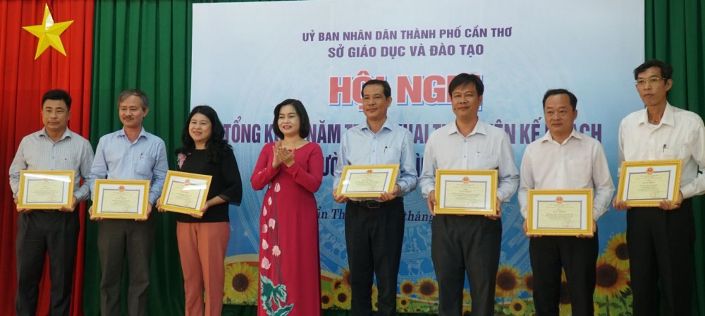 Bà Trần Hồng Thắm, Giám đốc Sở Giáo dục và Đào tạo TP Cần Thơ, trao giấy khen cho các tập thể có thành tích nổi bật trong thực hiện Trường điển hình đổi mới.
