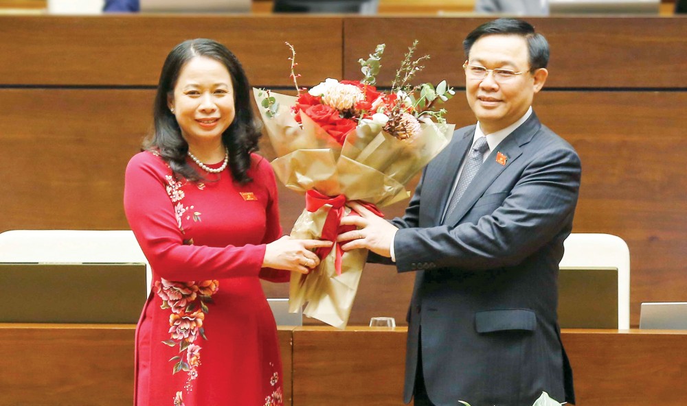 Chủ tịch Quốc hội Vương Đình Huệ tặng hoa chúc mừng Phó Chủ tịch nước Võ Thị Ánh Xuân. Ảnh: DOÃN TẤN - TTXVN